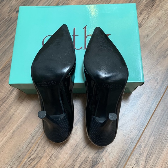 Cathy Jean Blk Pnt Leather Pumps - Picture 3 of 3